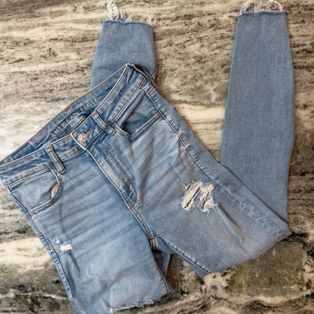 American Eagle Light Blue Ripped Skinny Jeans
“Super High Rise Jegging”